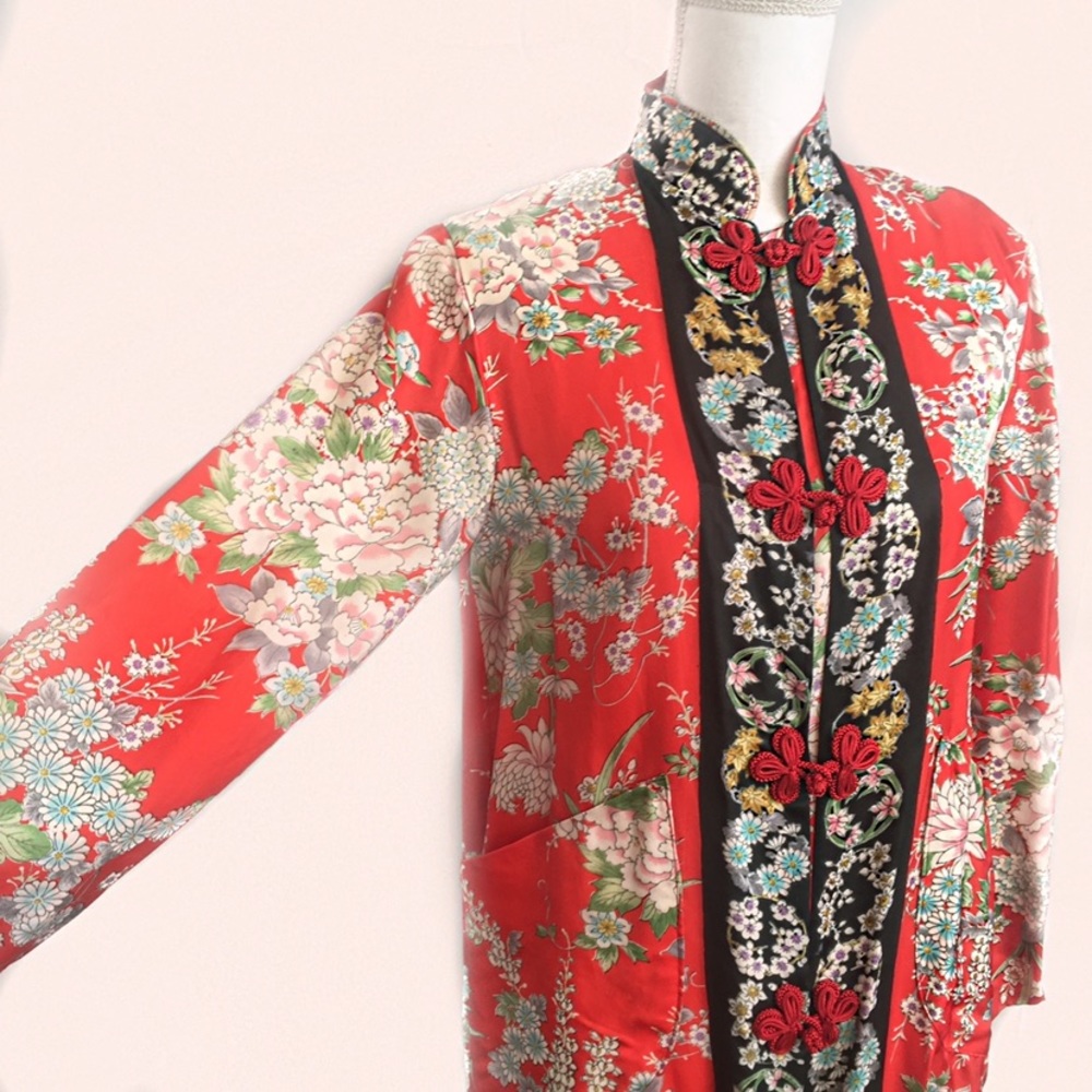 Vintage Japanese Floral Robe with Red Frog Clasps